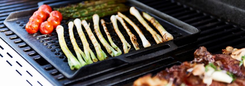 Bon-fire grillplade i støbejern kan også bruges på gasgrillen til at grille asparges eller andre grøntsager.