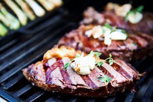 På Bon-fire grillpladen i støbejern kan du grille de lækreste steaks.