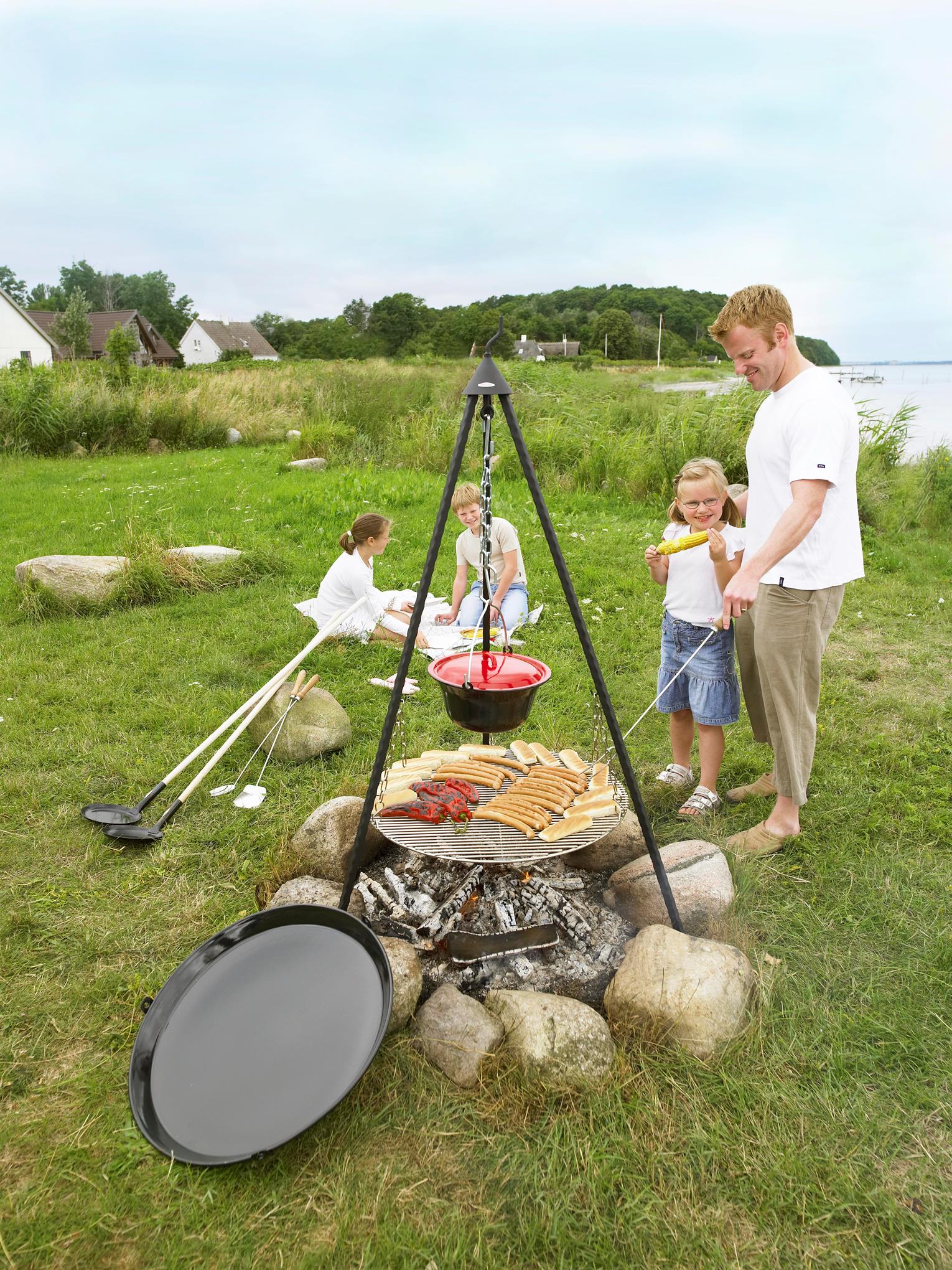 Bon-fire is for both children and grown-ups! Here Bon-fire Tripod with Grill grid, Stew pot and BBQ pan. On the side Pancake pans and mathing grill tools.