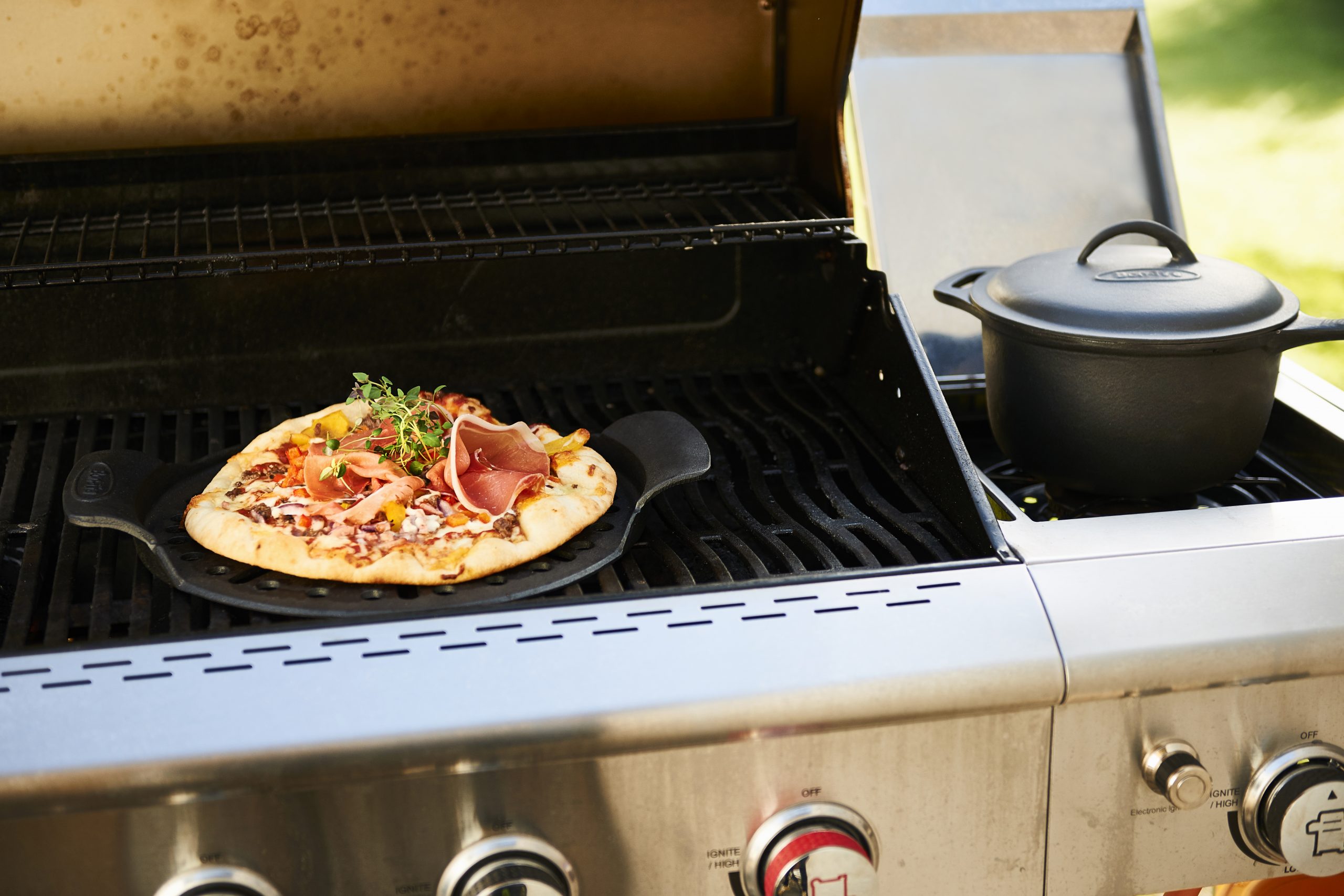 Bon-fire Pizzaplade og Kasserolle i støbejern på gasgrill.