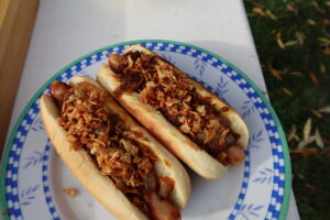 Karry hotdogs med kokosmælk-løgkompot opskrift
