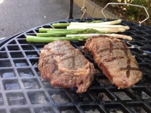 Bøf med friske asparges og nye kartofler. Grillet på Bon-fire støbejernsgrillrist med steakmønster.